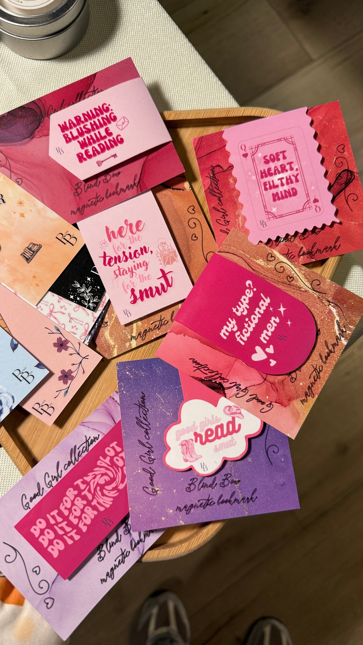 Semn de carte magnetic "Warning: Blushing While Reading”