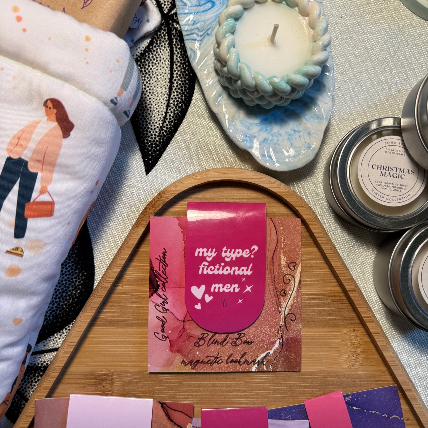 Semn de carte magnetic "My type? Fictional men"